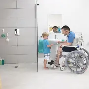 Dusch-u.Toilettenrollstuhl Aquatec Ocean 24 Zoll  Zusätzliches Produktbild für Dusch-u.Toilettenrollstuhl Aquatec Ocean Ergo 24 Zoll