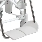 Breite, ergonomisch geformte Fußplatten vom Etac Swift Mobil Zusätzliches Produktbild für Etac Dusch- und Toilettenrollstuhl Swift Mobil Tilt-2 mit Kippfunktion